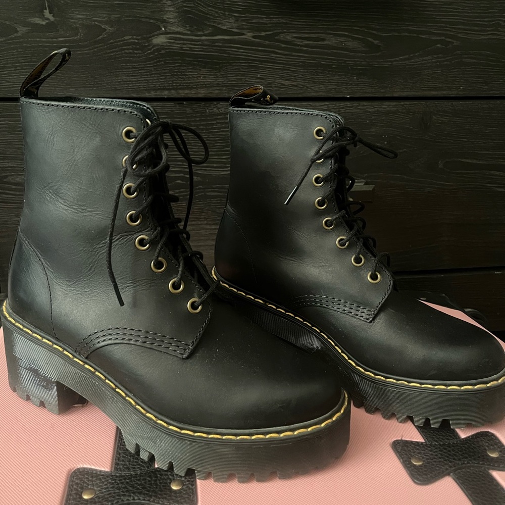 SHRIVER HI WOMEN'S WYOMING LEATHER HEELED BOOTS DR. MARTENS